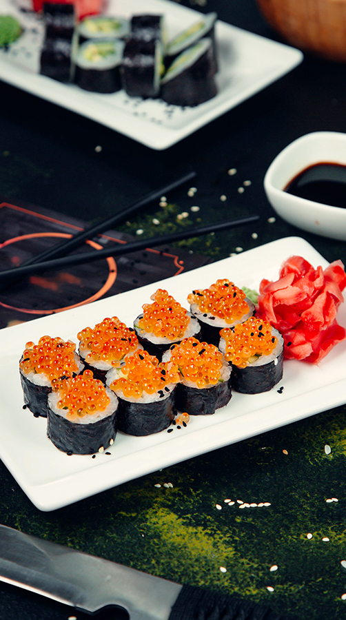 rollo de sushi rellenado